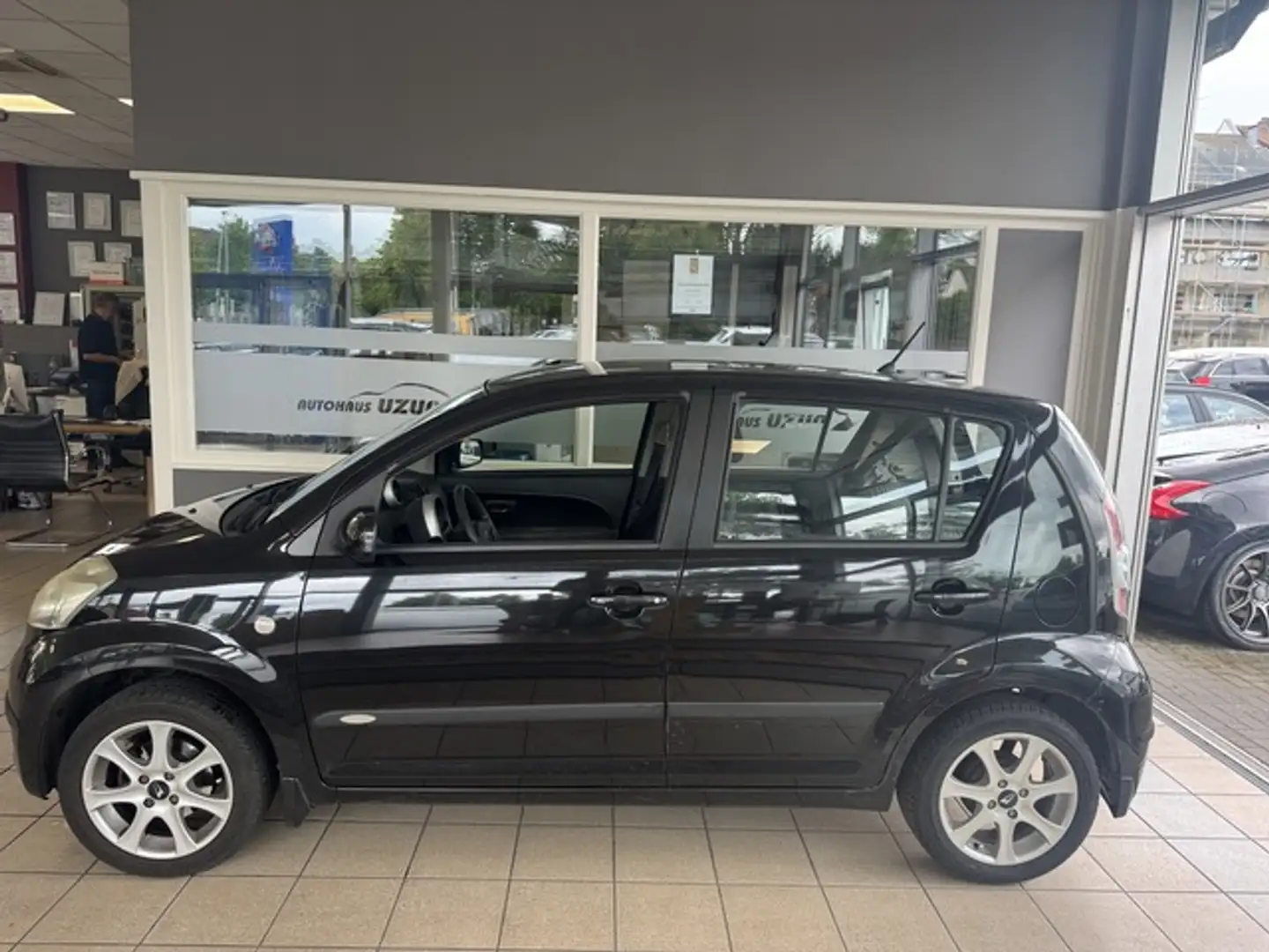 Daihatsu Sirion 1.3 Klima 5 türig 8 fach bereift Alu Zwart - 1