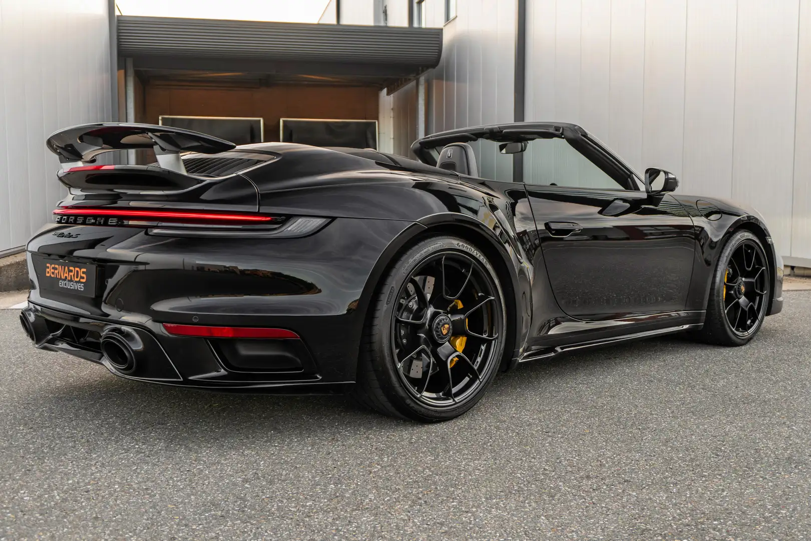 Porsche 992 Cabriolet (992) Turbo S - Deep Black Metallic - Bu Zwart - 2
