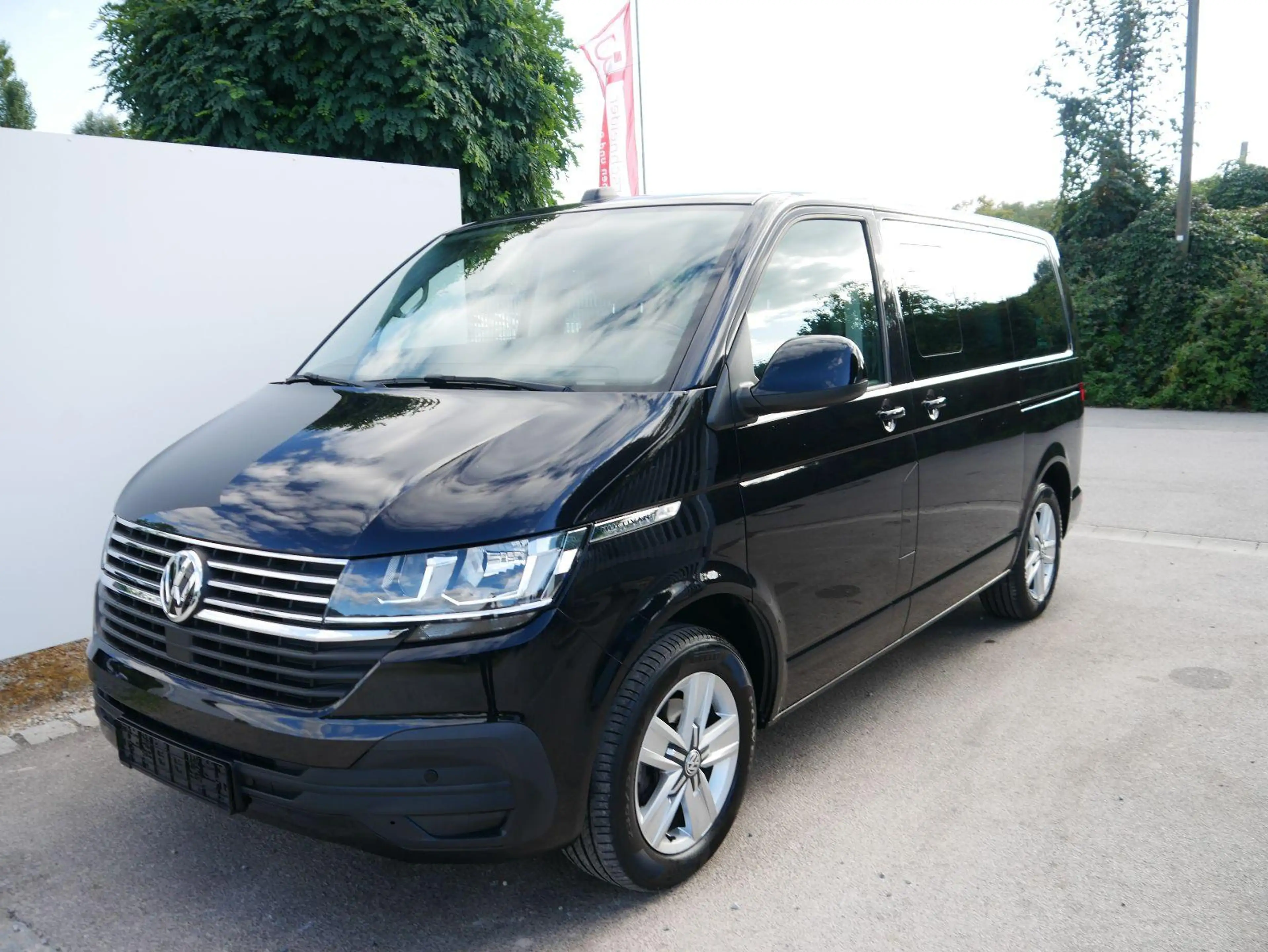 Volkswagen T6.1 Multivan 2.0 TDI Comfortline DSG 7-SITZER*AHK*PDC*NAVI*SMAR — photo 2