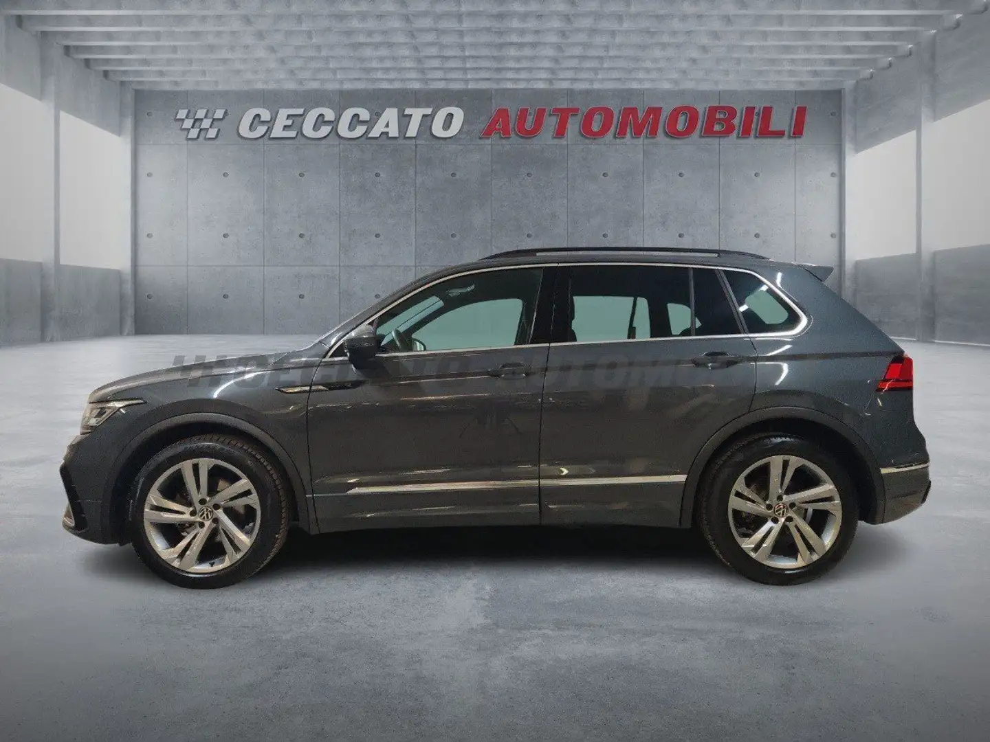 Volkswagen Tiguan II 2021 2.0 tdi R-Line 150cv dsg Grigio - 2