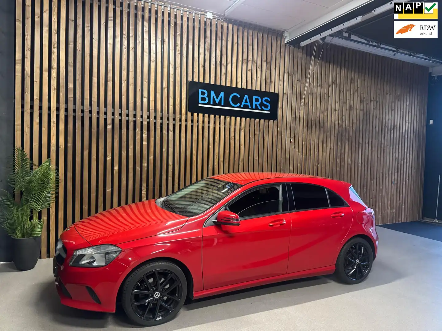 Mercedes-Benz A 160 Groot Navigatie,Cruise Control,Diamond Grill Rood - 1