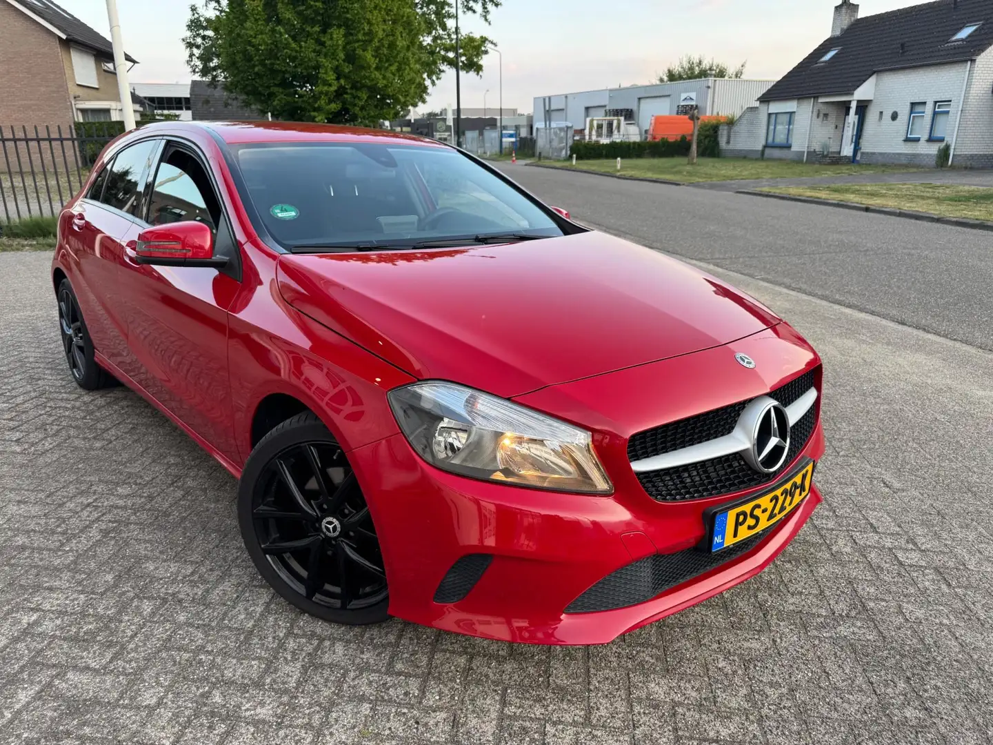 Mercedes-Benz A 160 Groot Navigatie,Cruise Control,Diamond Grill Rood - 2