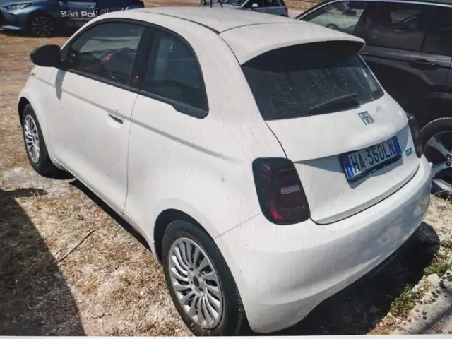 Fiat 500e view 3