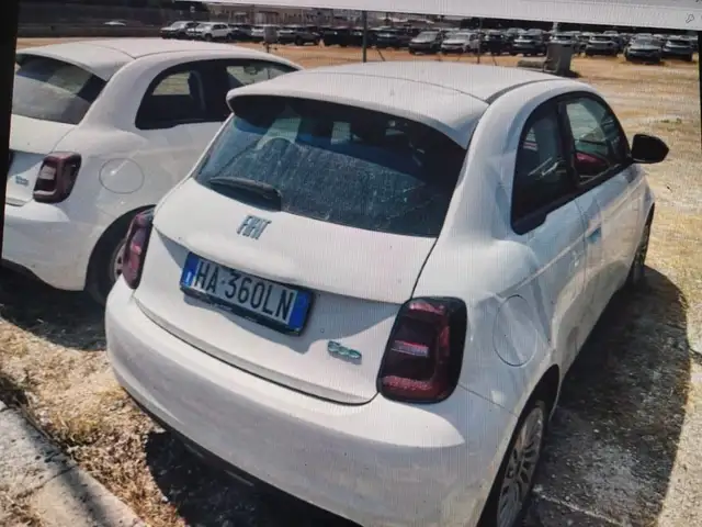 Fiat 500e view 4