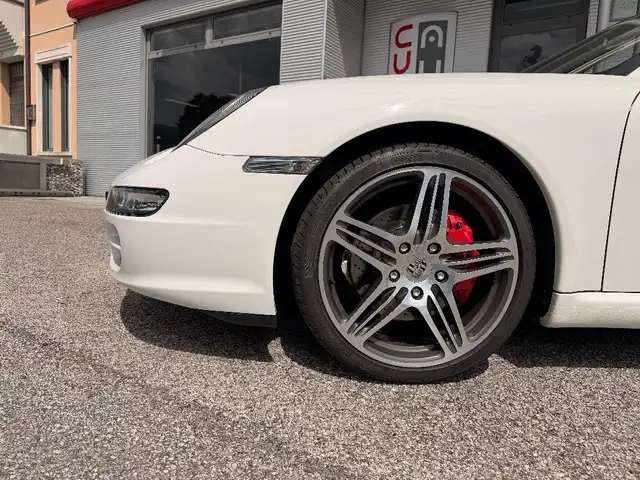 Porsche 911 view 4