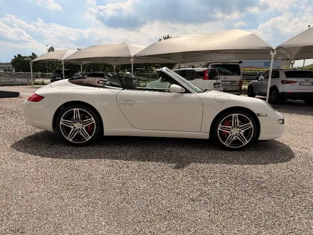 Porsche 911 view 9