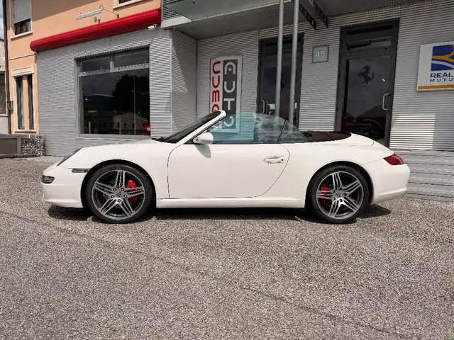 Porsche 911 view 5
