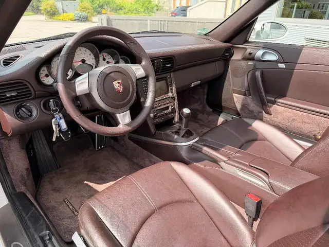 Porsche 911 view 11