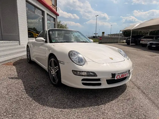 Porsche 911 view 3