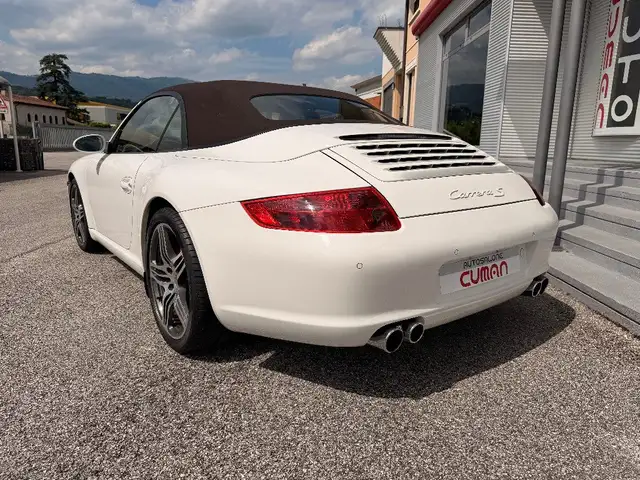 Porsche 911 view 7