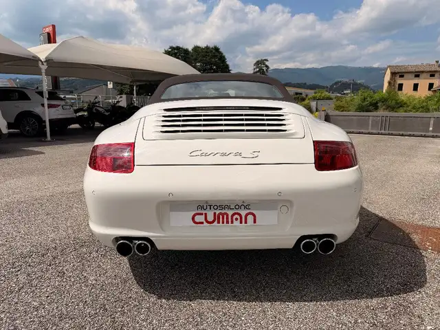 Porsche 911 view 8