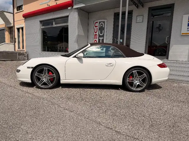 Porsche 911 view 6