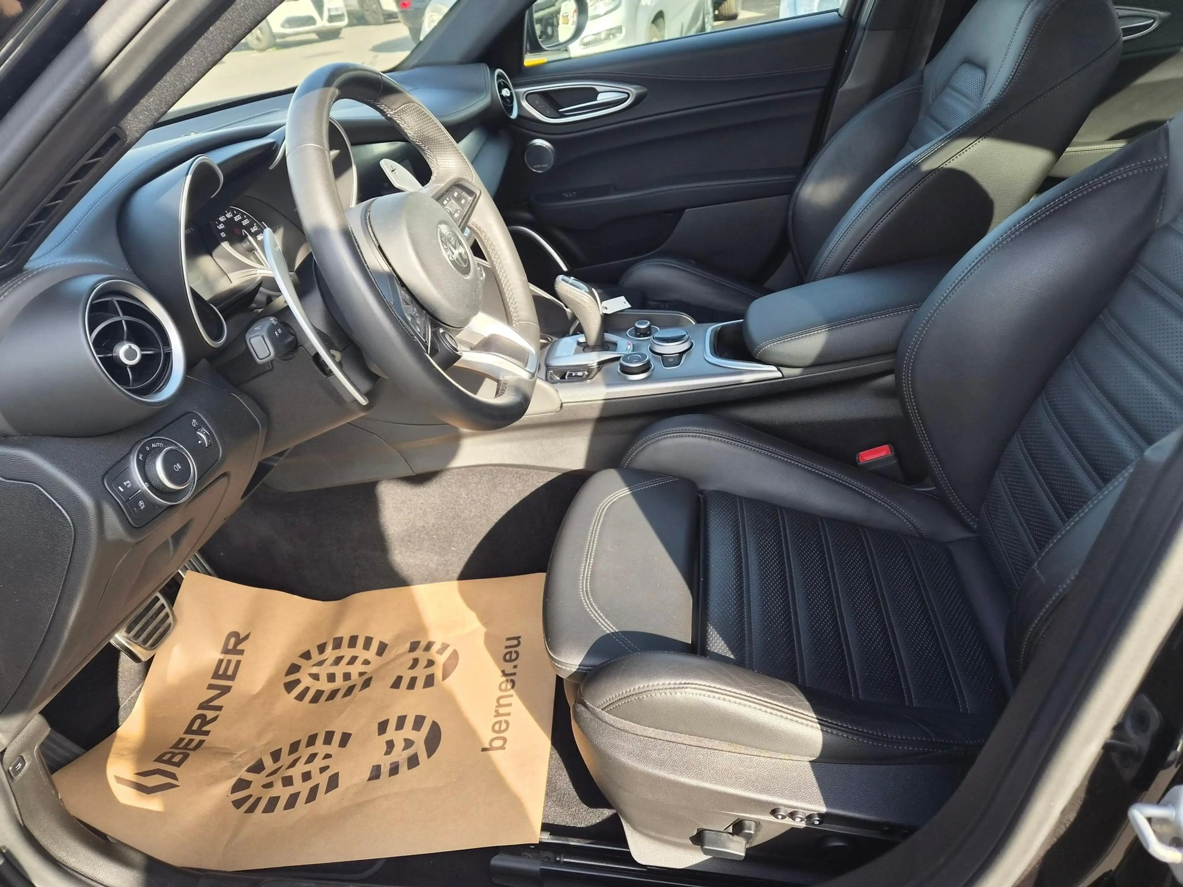 Alfa Romeo Giulia VELOCE 2.0 TURBO 16 V 280 CV — photo 6