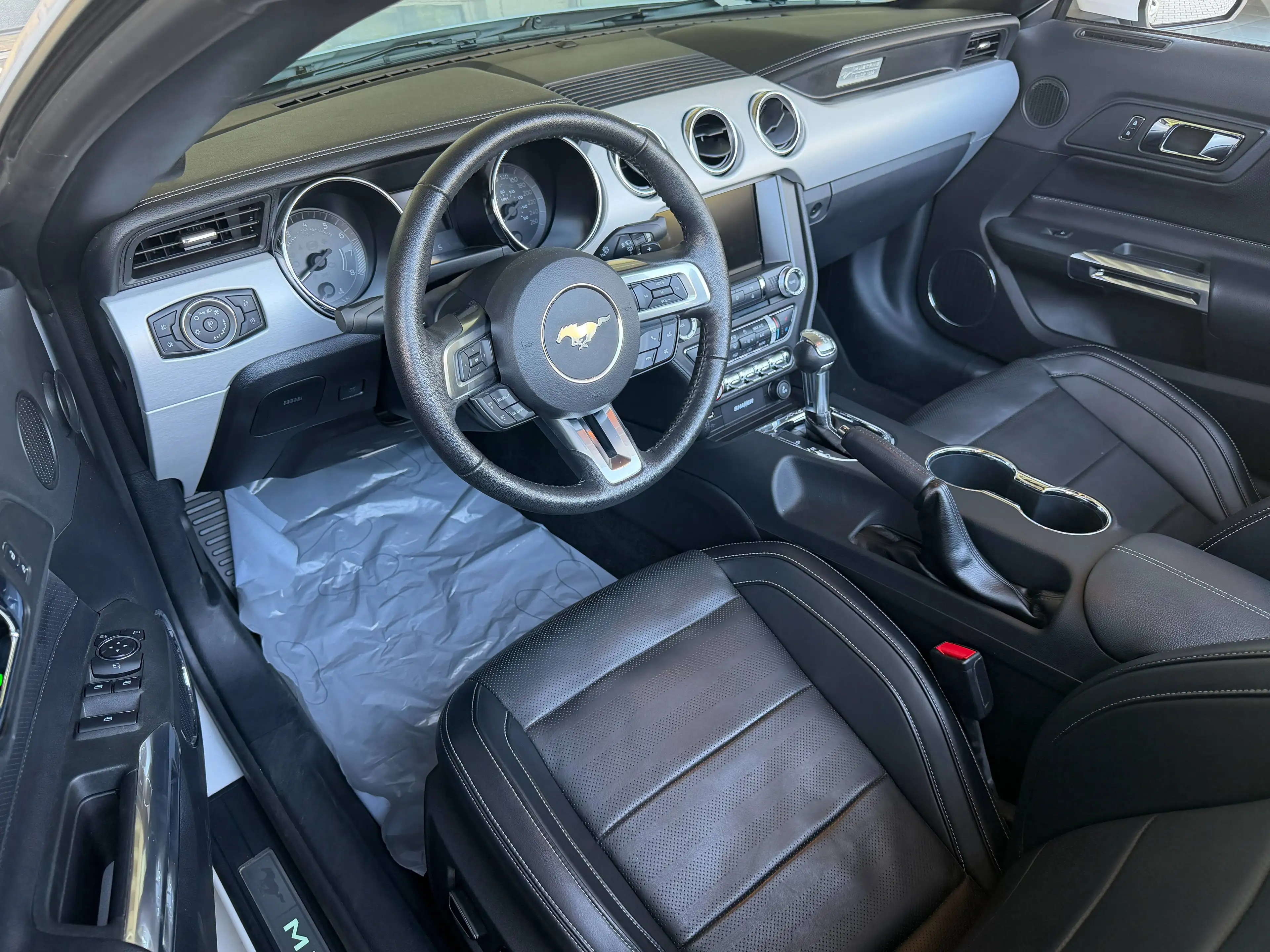 Ford Mustang GT Convertible — photo 10