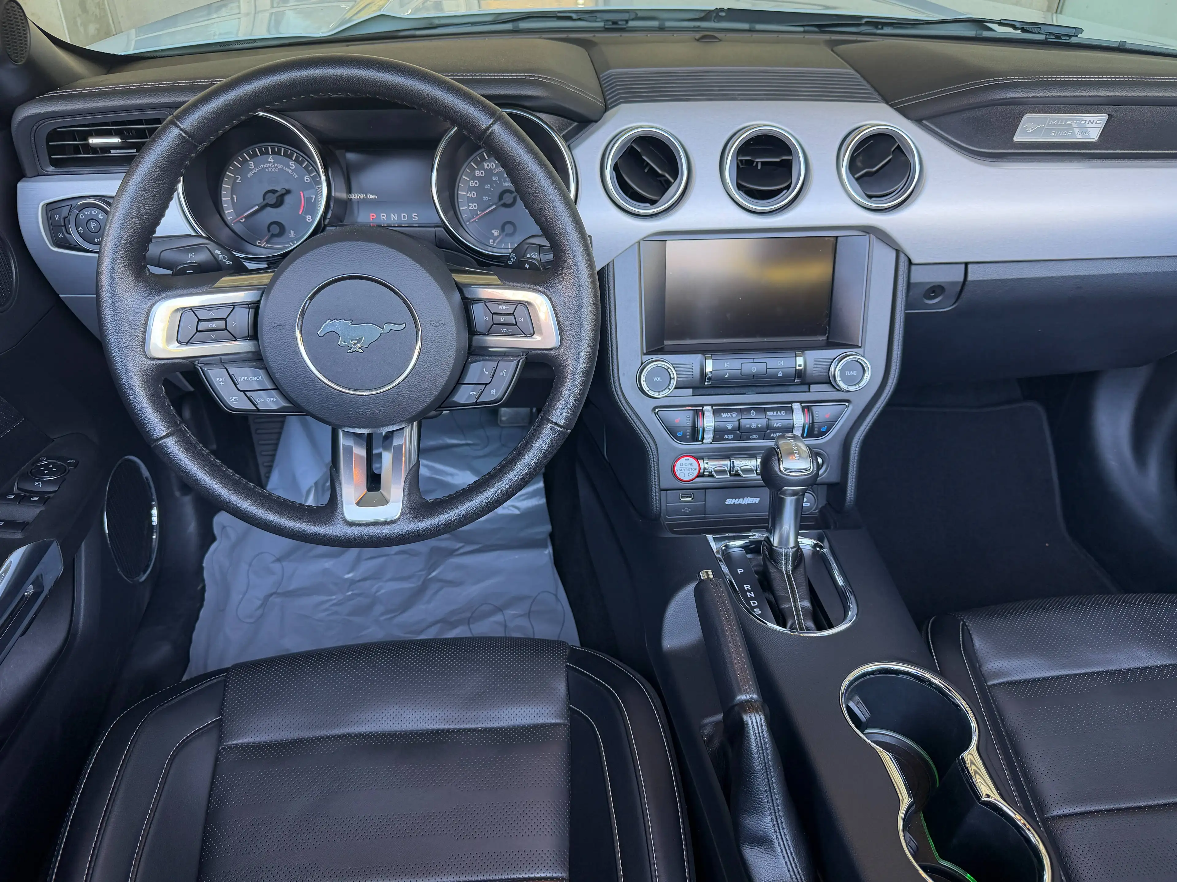 Ford Mustang GT Convertible — photo 12