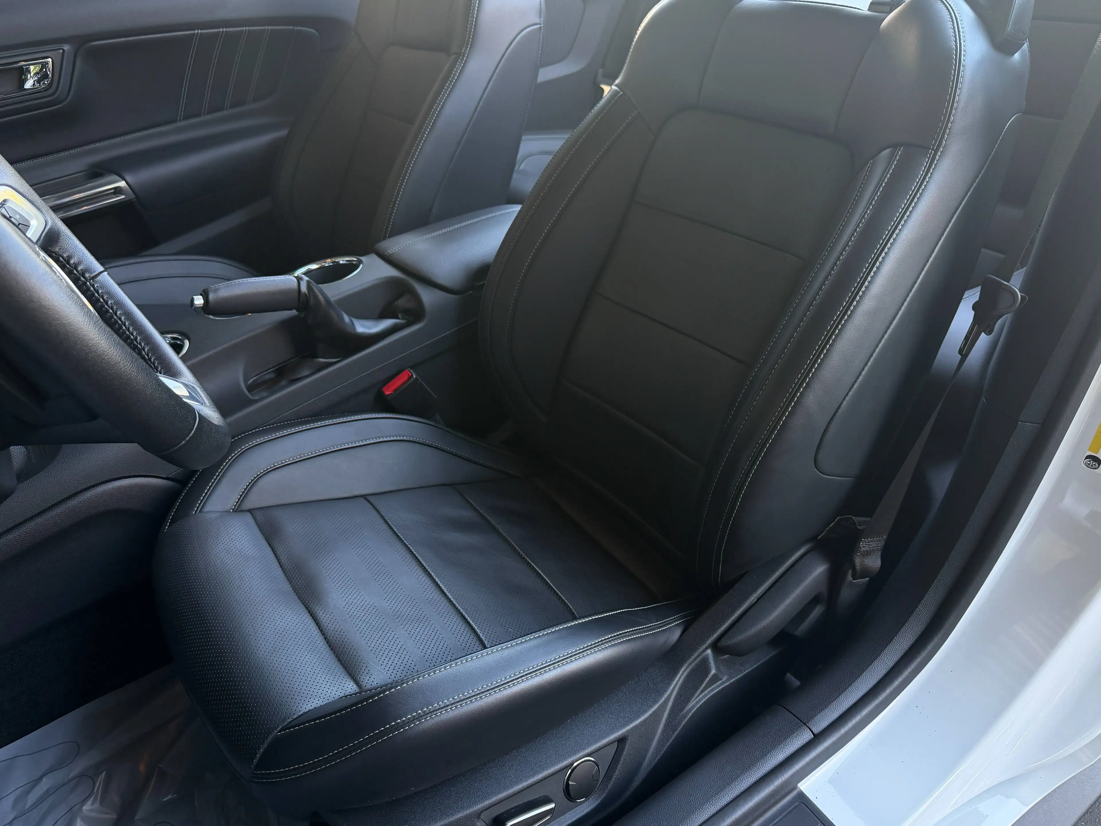 Ford Mustang GT Convertible — photo 11