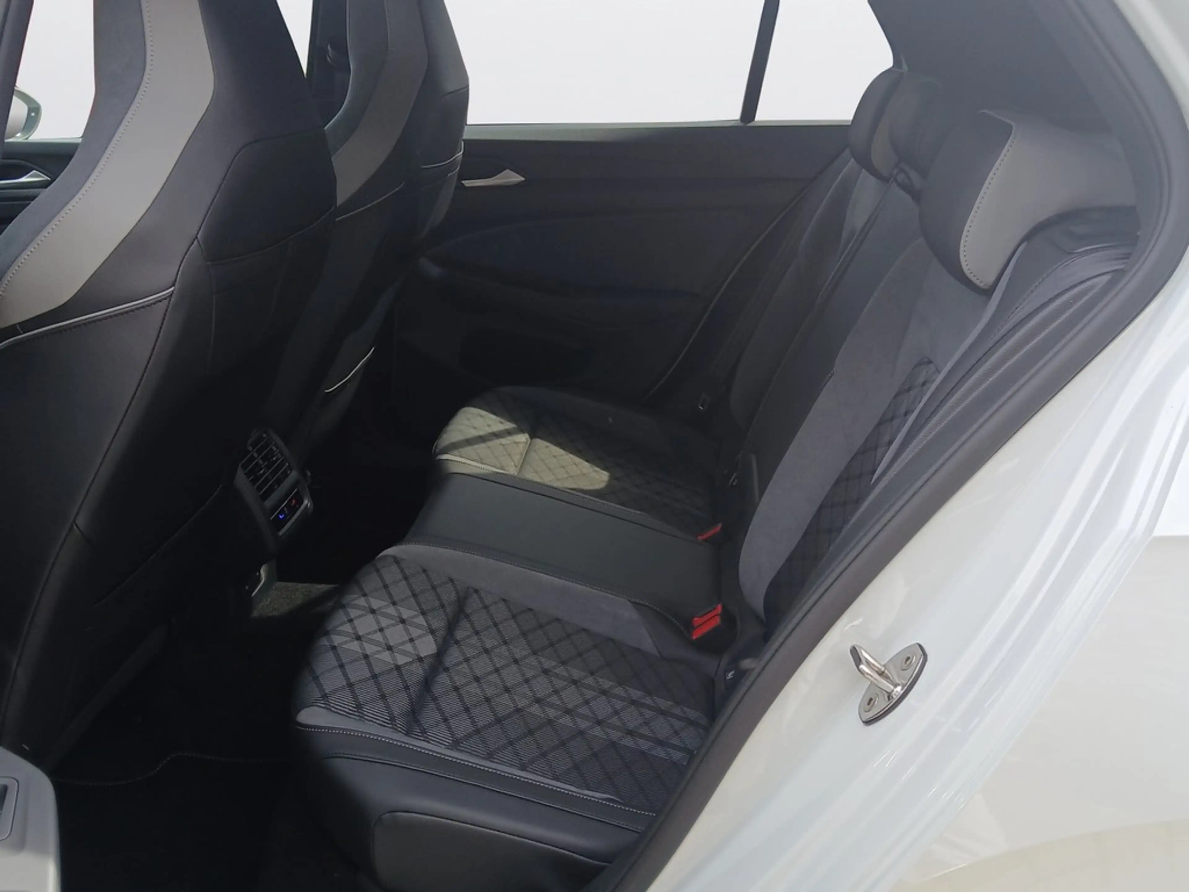 Volkswagen Golf R -Line 1.5 eTSI 96 kW DSG AHK/LED/ACC/RFK — photo 12