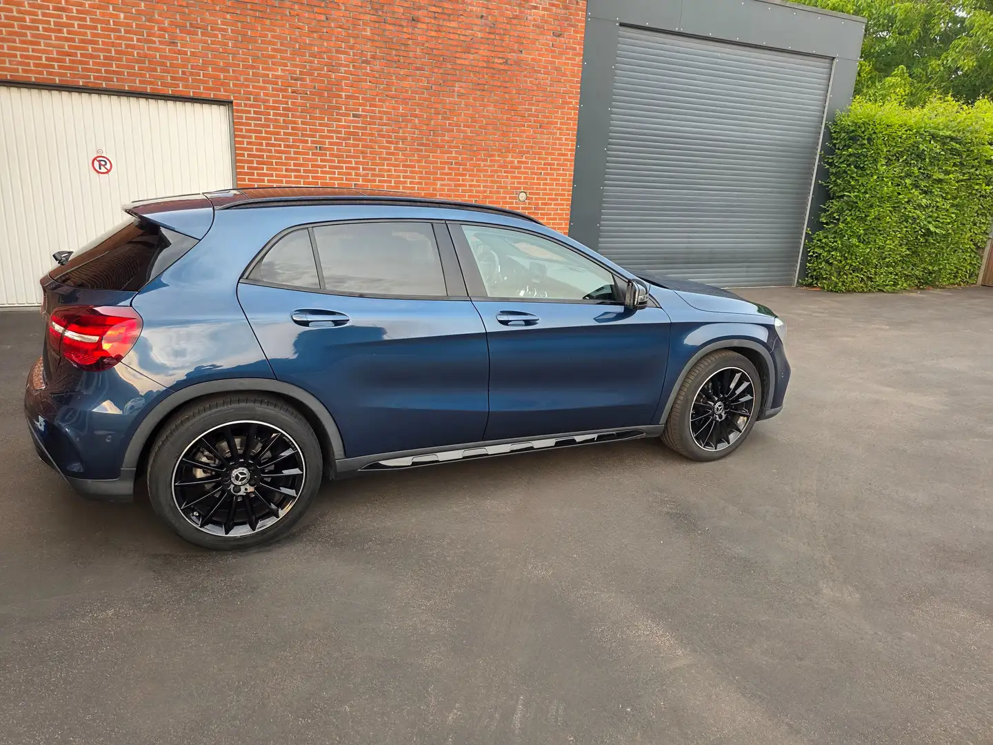 Mercedes-Benz GLA 180 GLA 180 7G-DCT AMG Line - 2