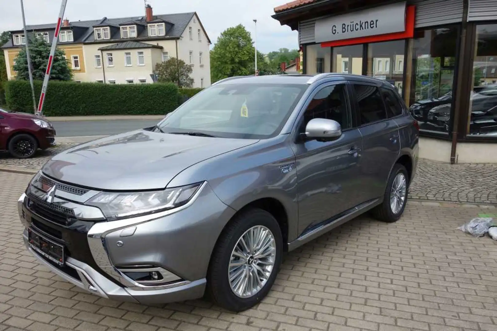 Mitsubishi Outlander PHEV 2.4 PLUS mit Fahrassistenzpaket,360°Kamera Gris - 2