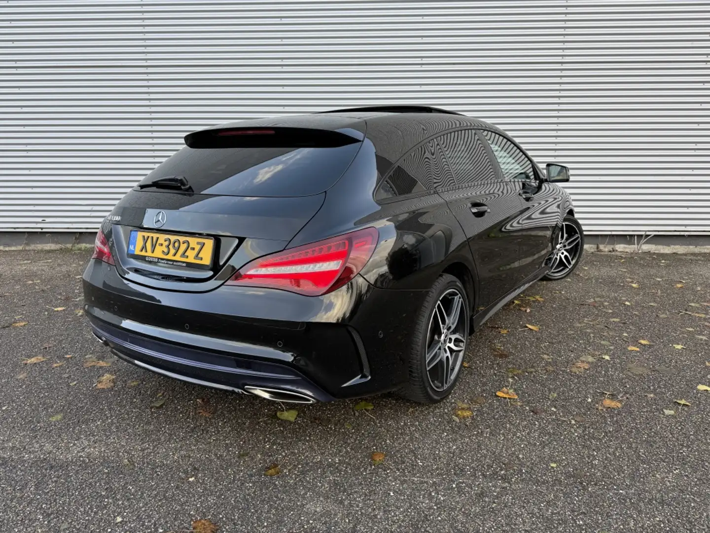 Mercedes-Benz CLA 180 Shooting Brake NAP AMG Pano Night Camera Dealer OH Noir - 2