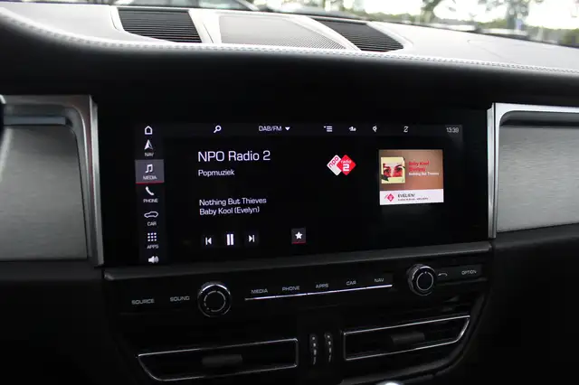 Porsche Macan view 23