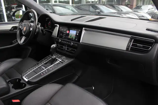 Porsche Macan view 13