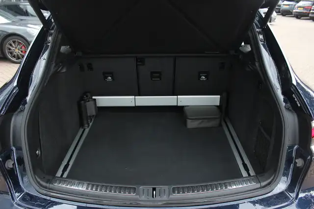 Porsche Macan view 16