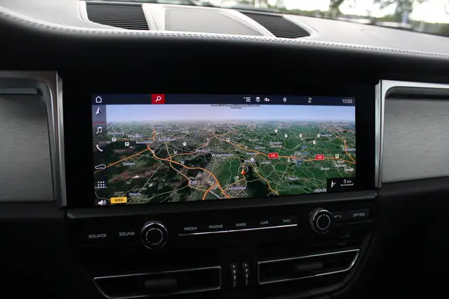 Porsche Macan view 22