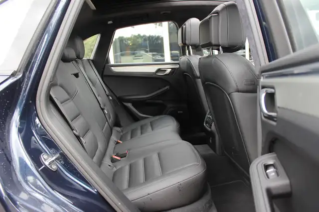 Porsche Macan view 12