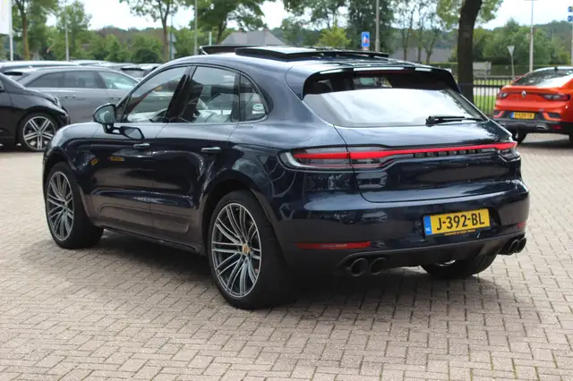Porsche Macan view 3