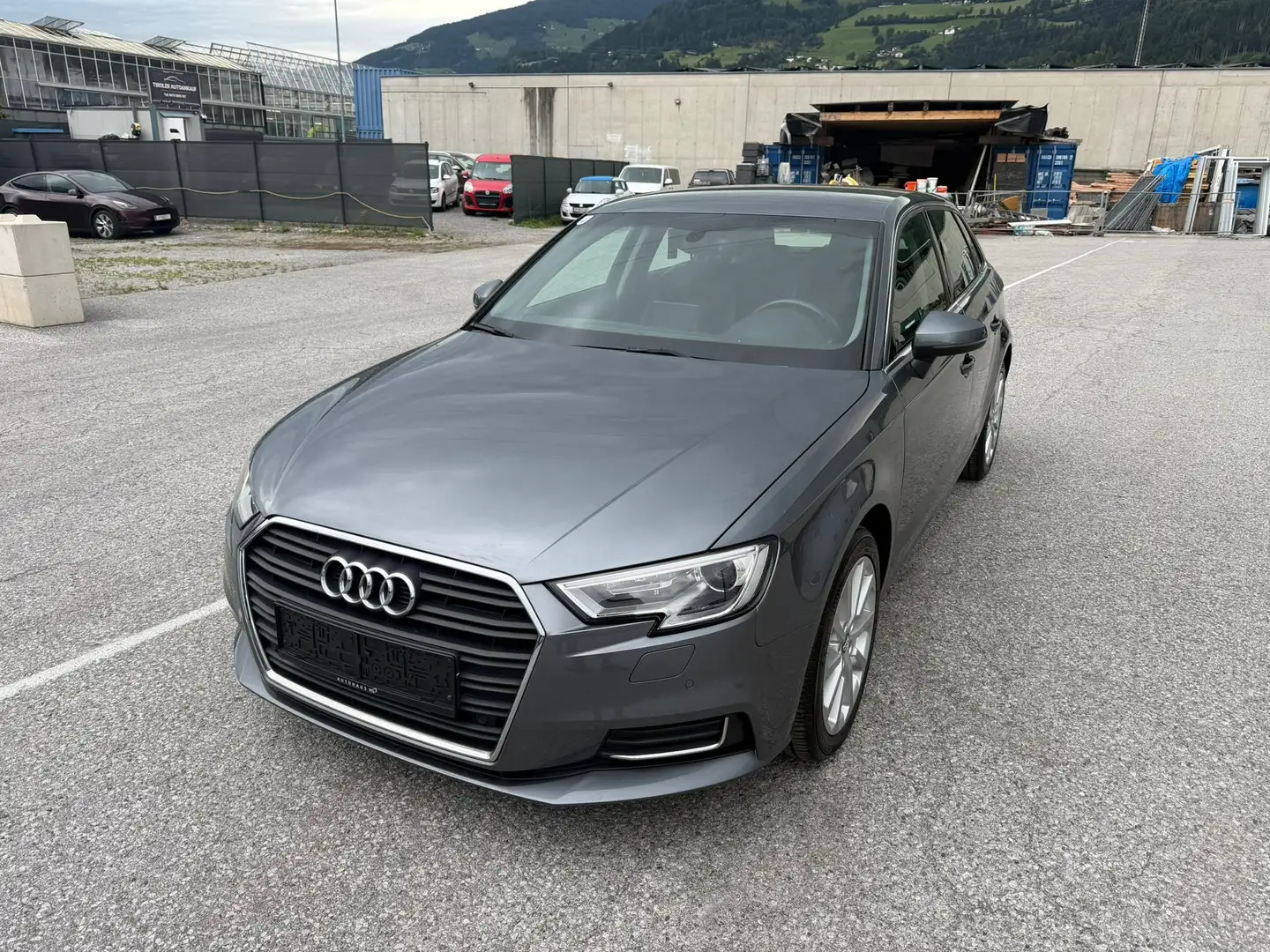 Audi A3 INTENS Sportback 1.6 TDI Grau - 1