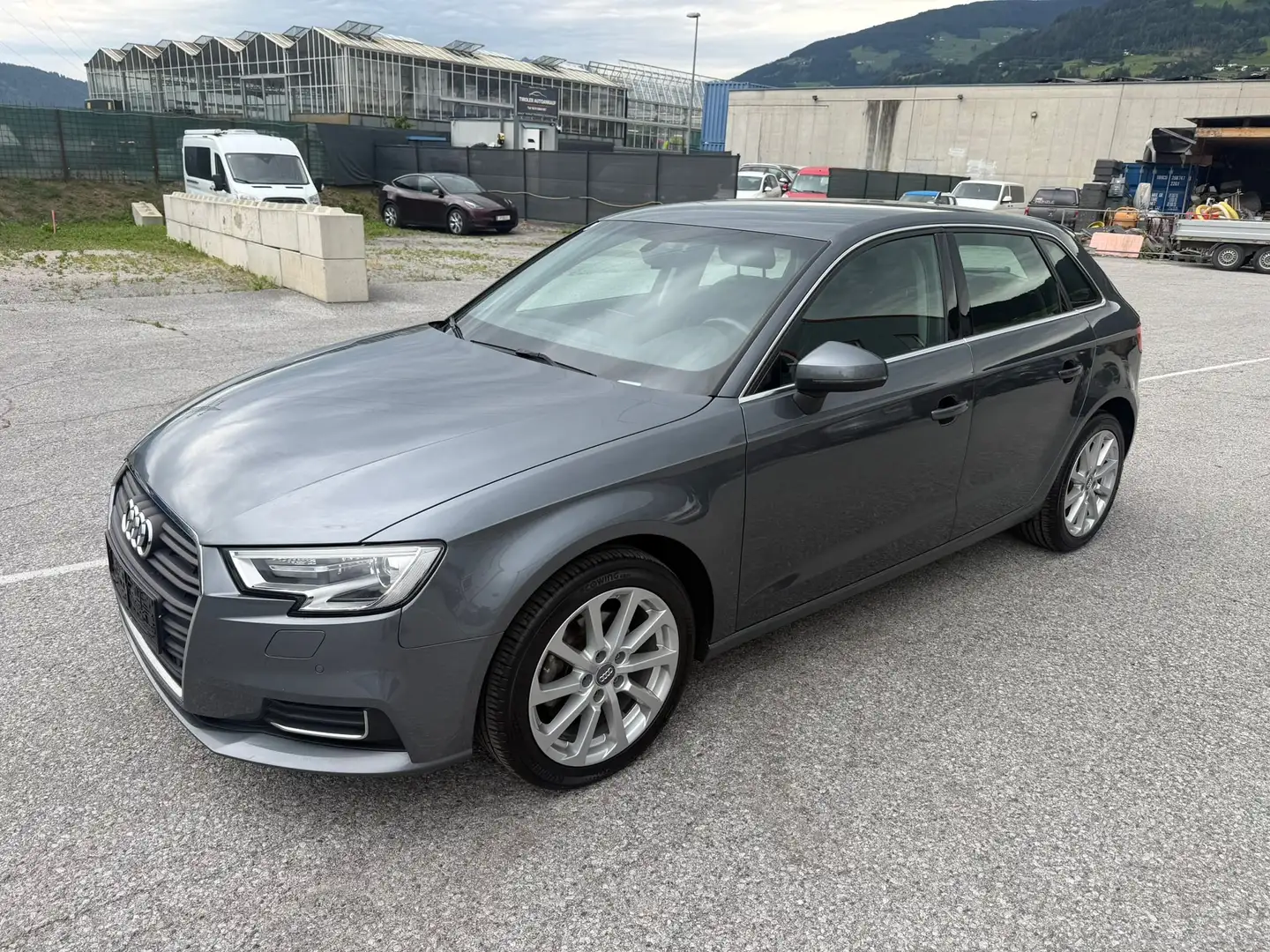Audi A3 INTENS Sportback 1.6 TDI Grau - 2