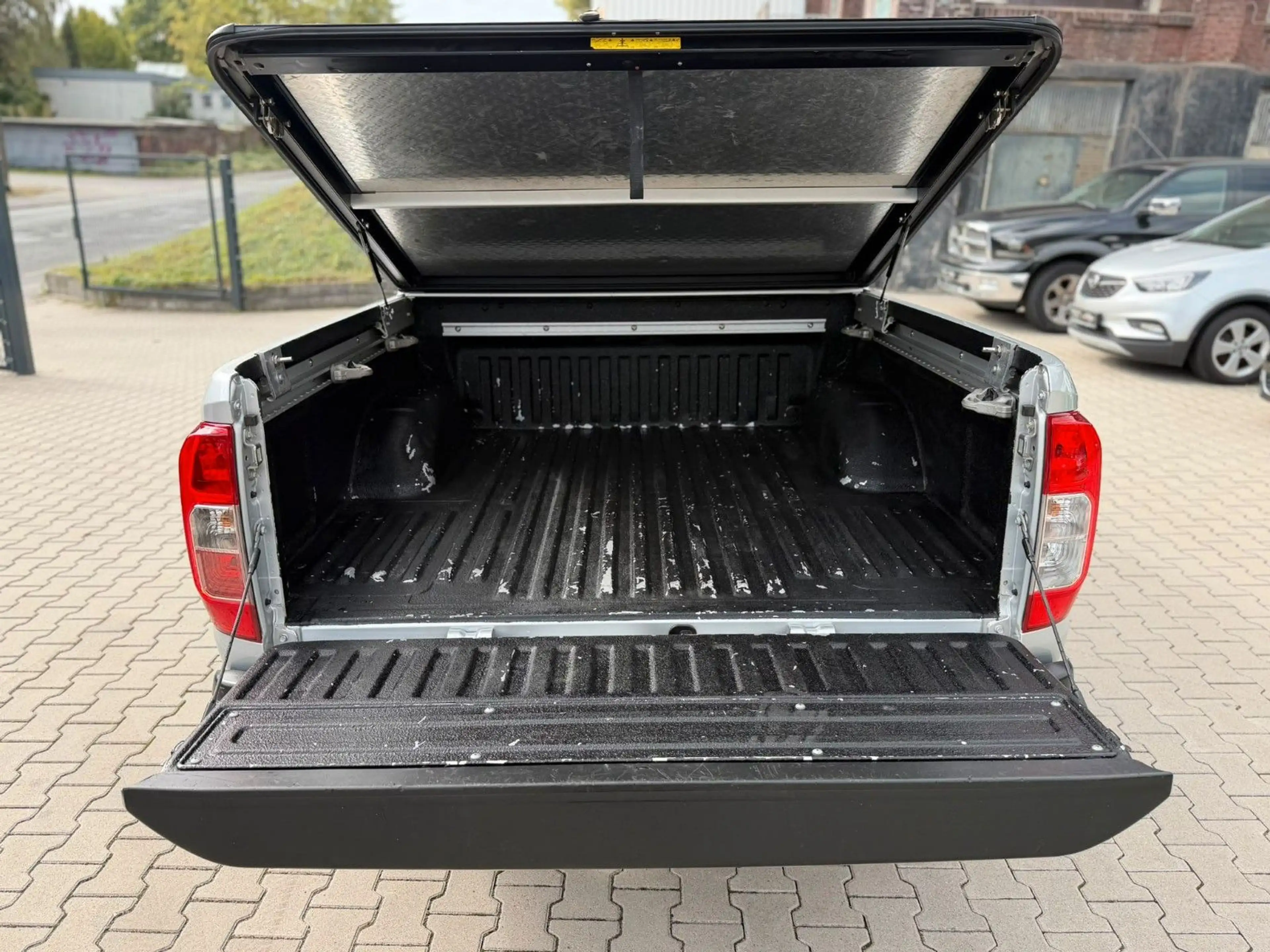 Nissan Navara NP300 Tekna Double Cab 4x4 — photo 8