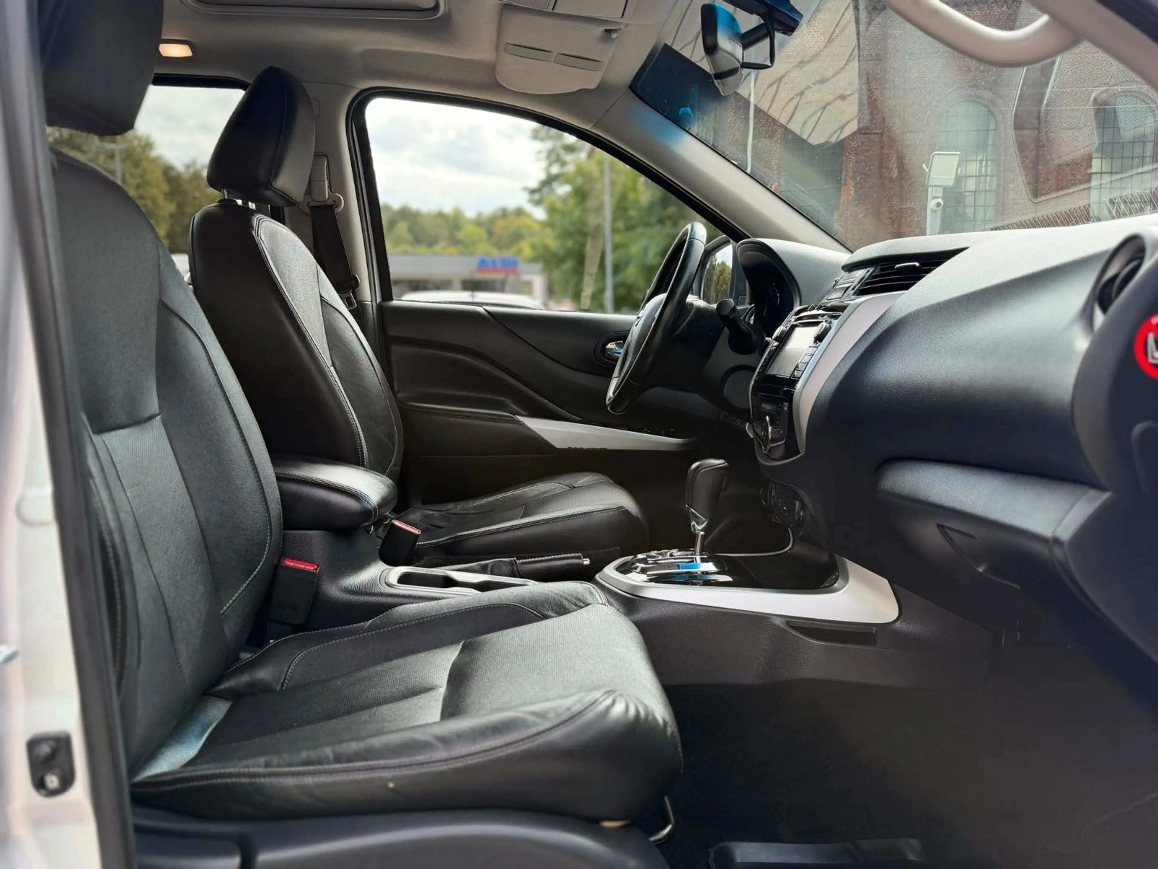 Nissan Navara NP300 Tekna Double Cab 4x4 — photo 15