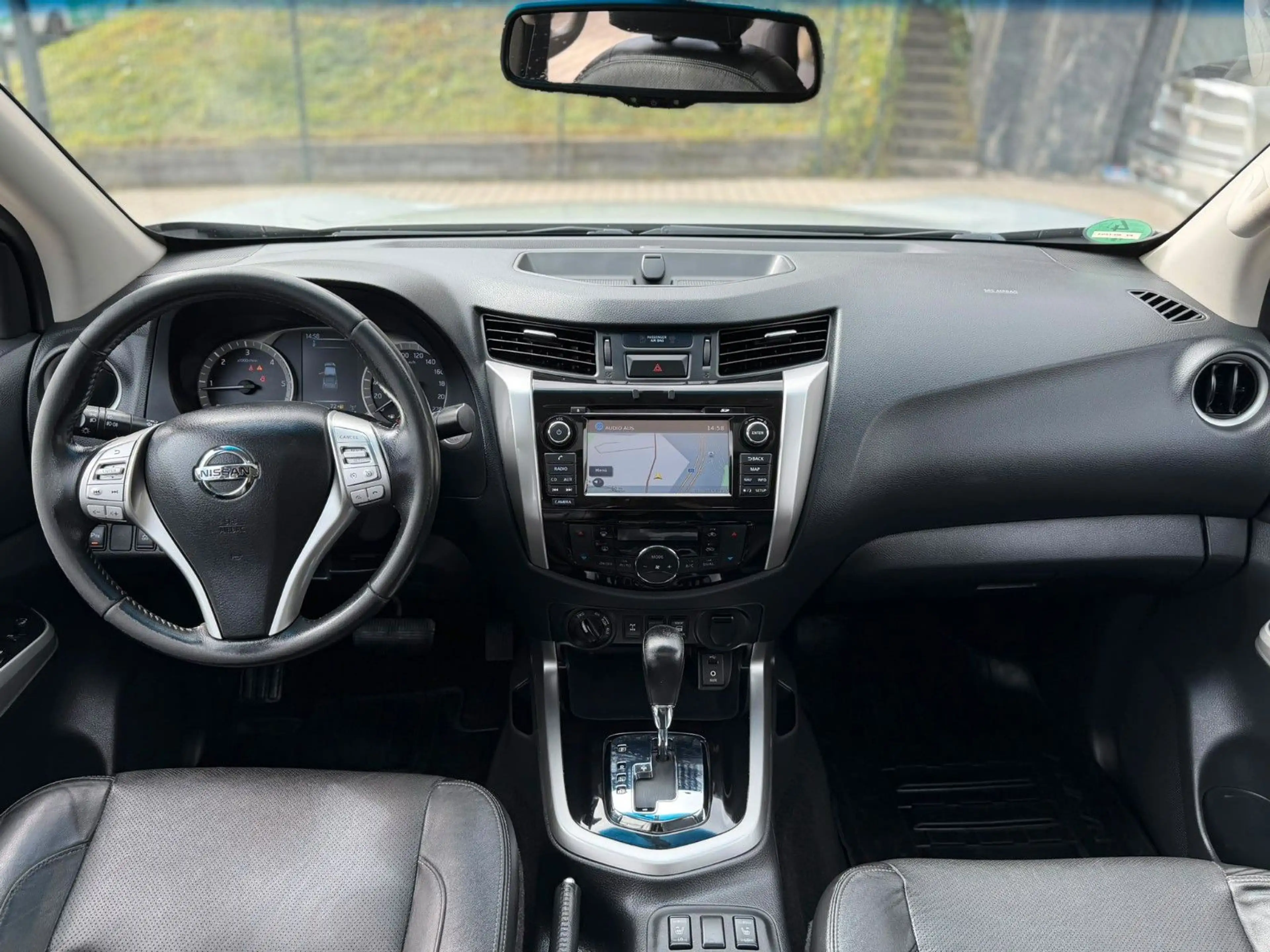 Nissan Navara NP300 Tekna Double Cab 4x4 — photo 12