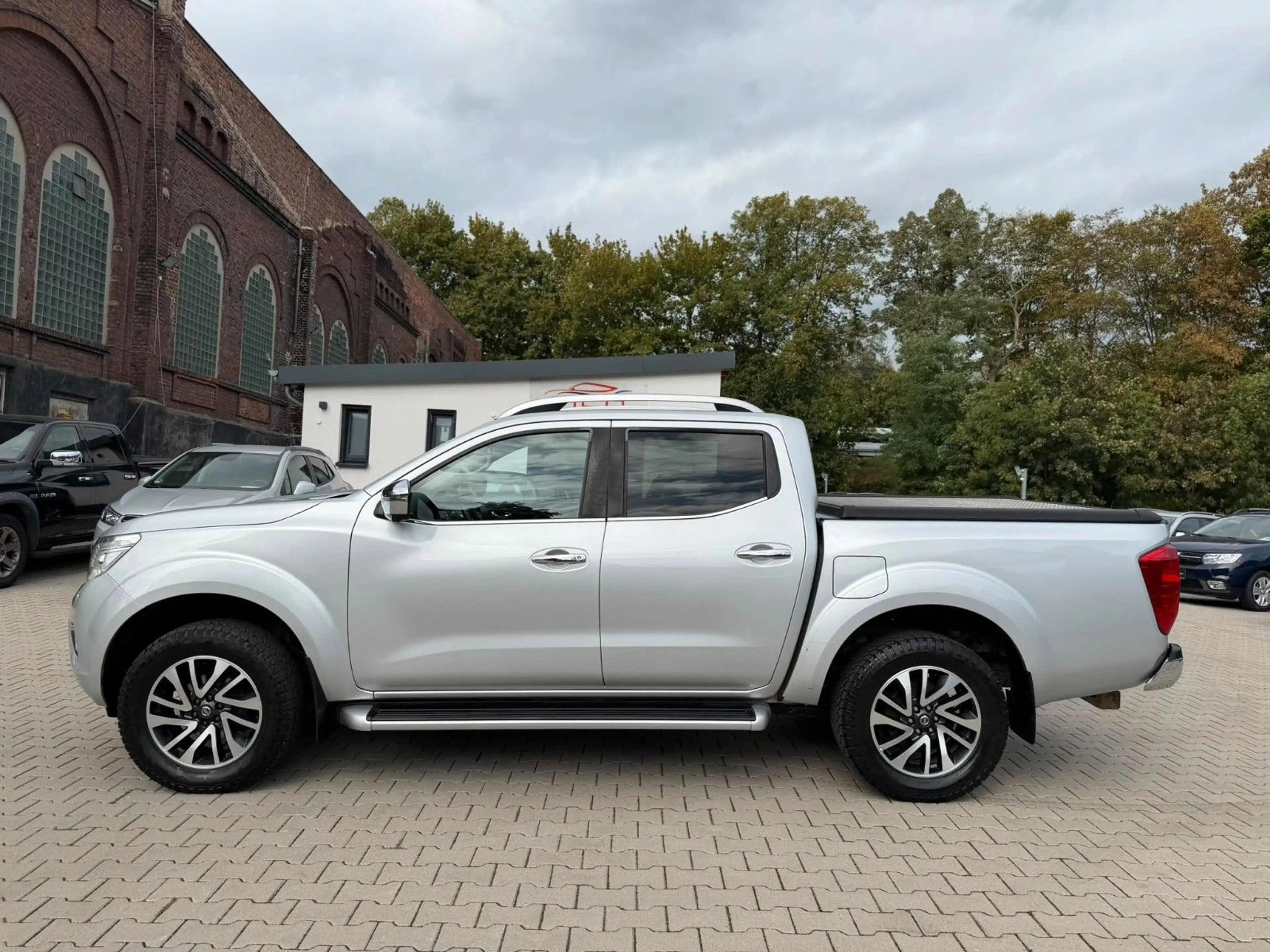 Nissan Navara NP300 Tekna Double Cab 4x4 — photo 4