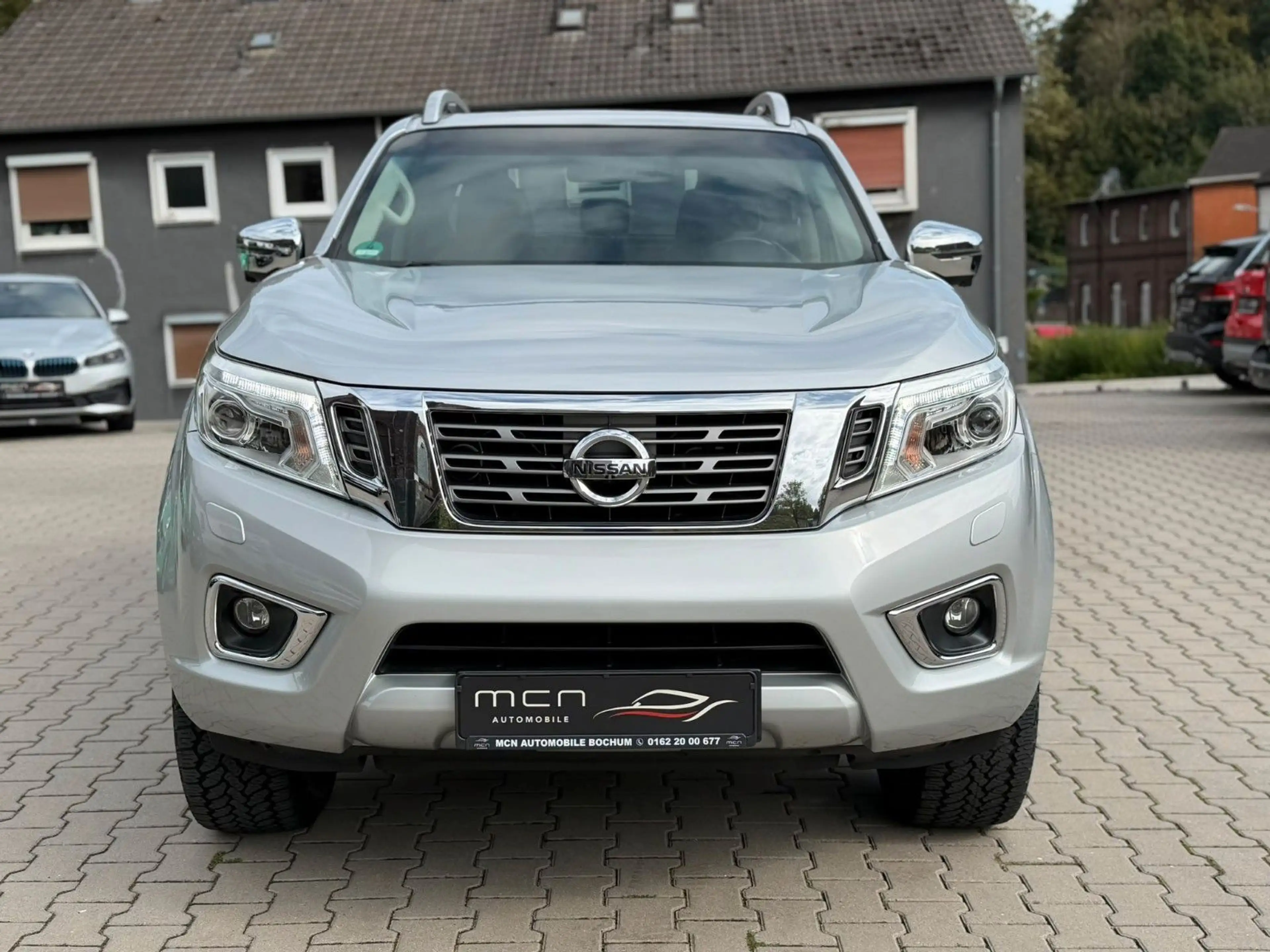 Nissan Navara NP300 Tekna Double Cab 4x4 — photo 2