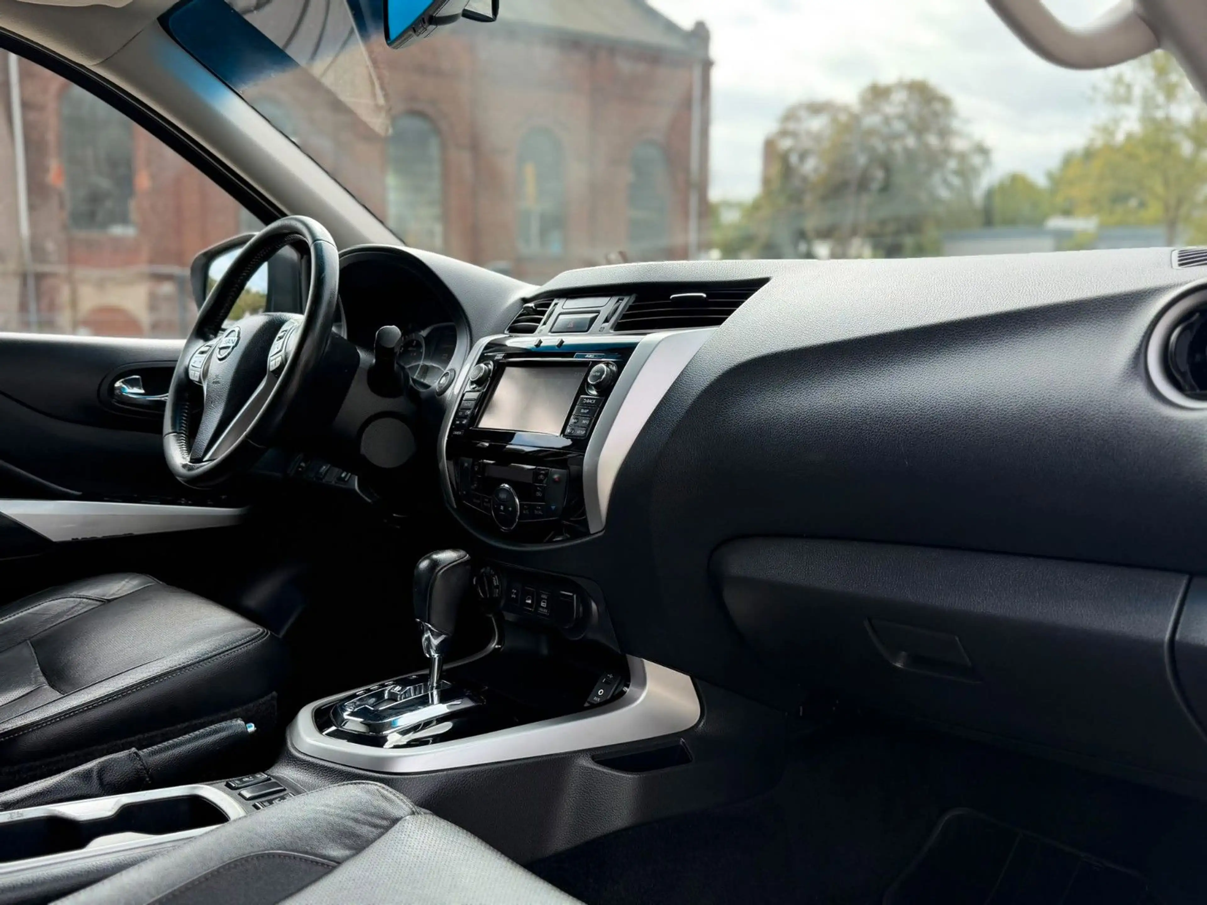 Nissan Navara NP300 Tekna Double Cab 4x4 — photo 11