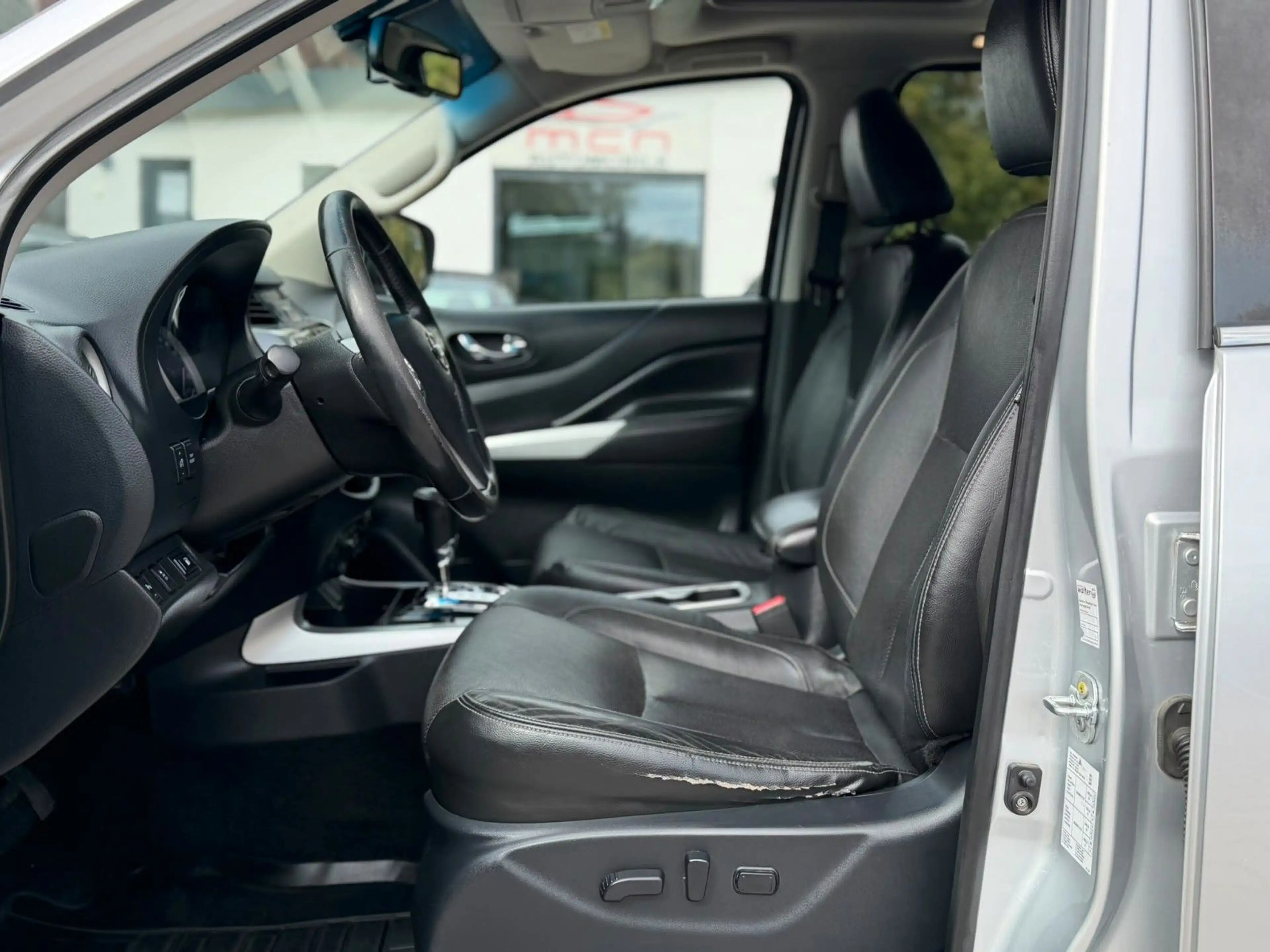 Nissan Navara NP300 Tekna Double Cab 4x4 — photo 10