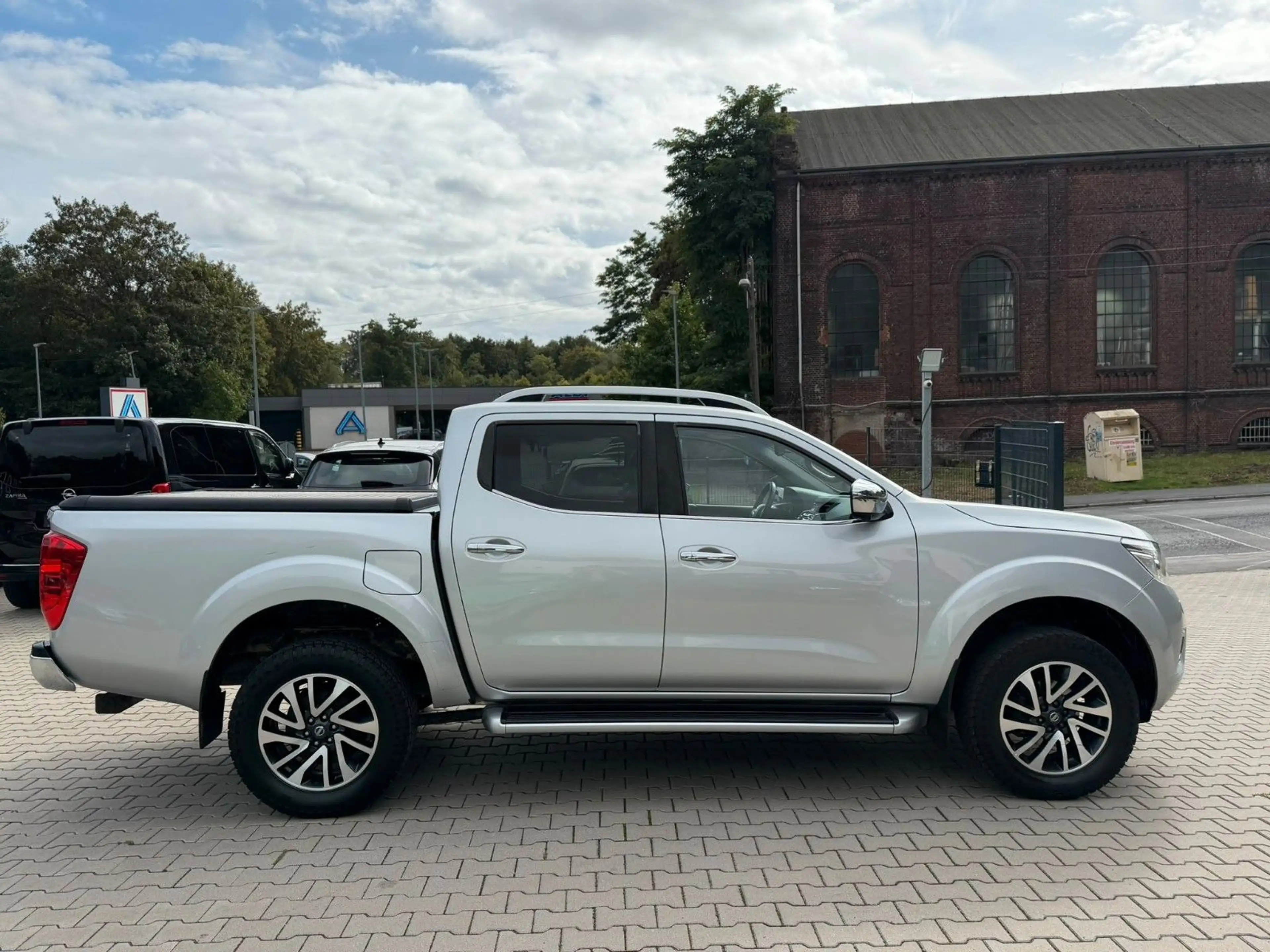 Nissan Navara NP300 Tekna Double Cab 4x4 — photo 5