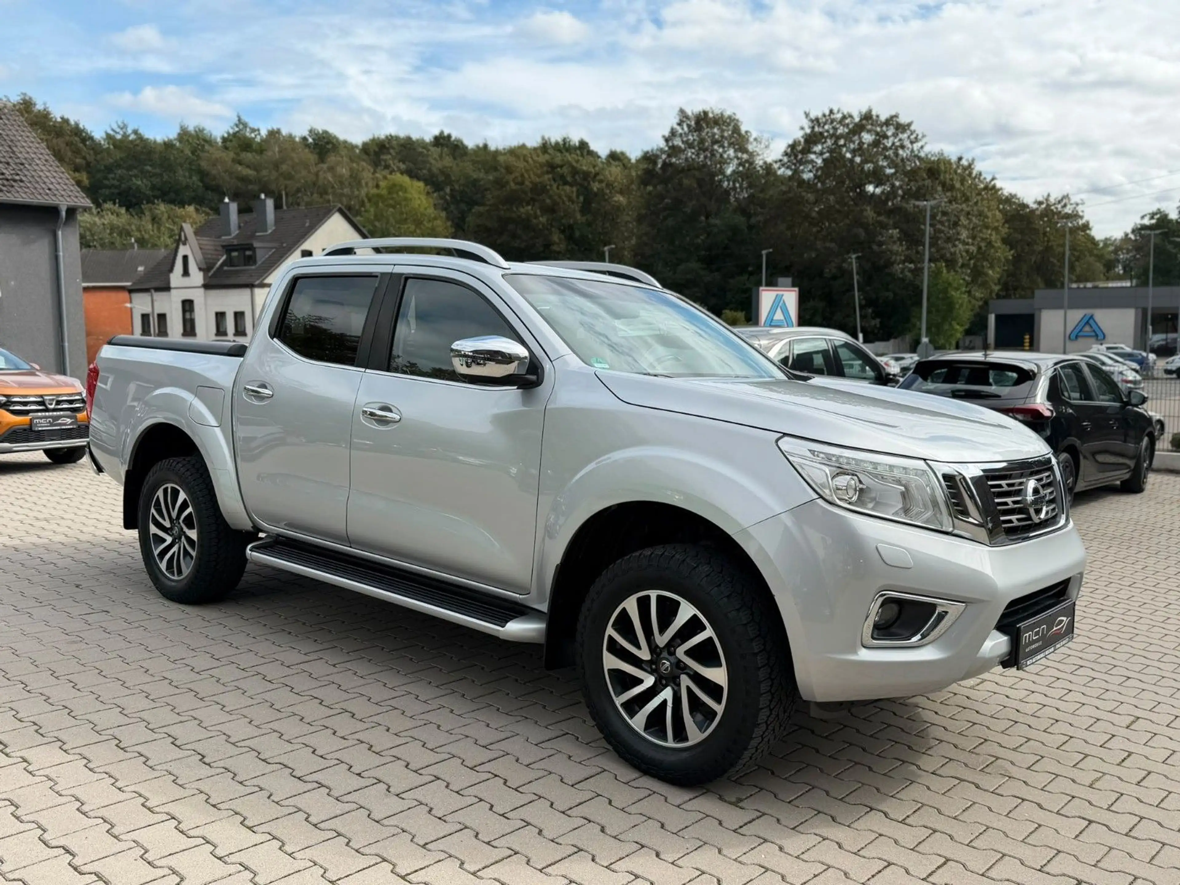 Nissan Navara NP300 Tekna Double Cab 4x4 — photo 3