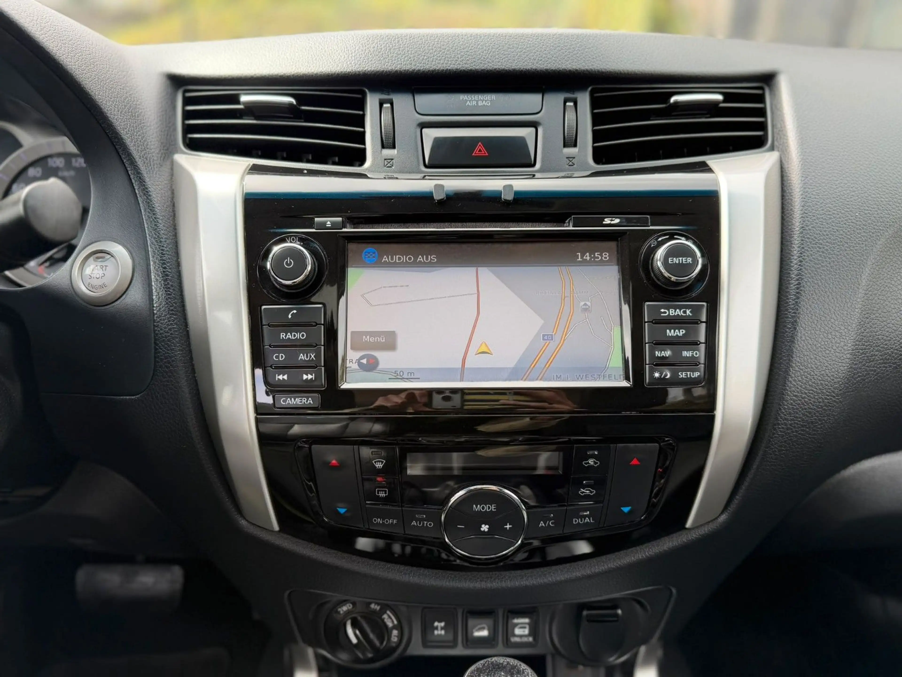 Nissan Navara NP300 Tekna Double Cab 4x4 — photo 13