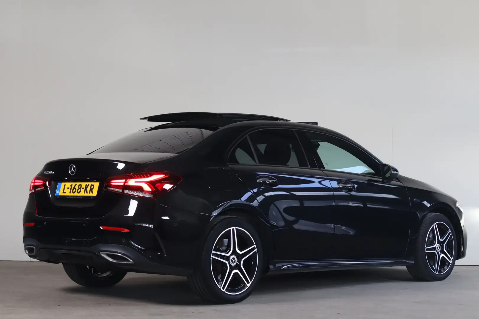 Mercedes-Benz A 250 e Business Solution AMG Limited NL-Auto!! Matrix I Zwart - 2