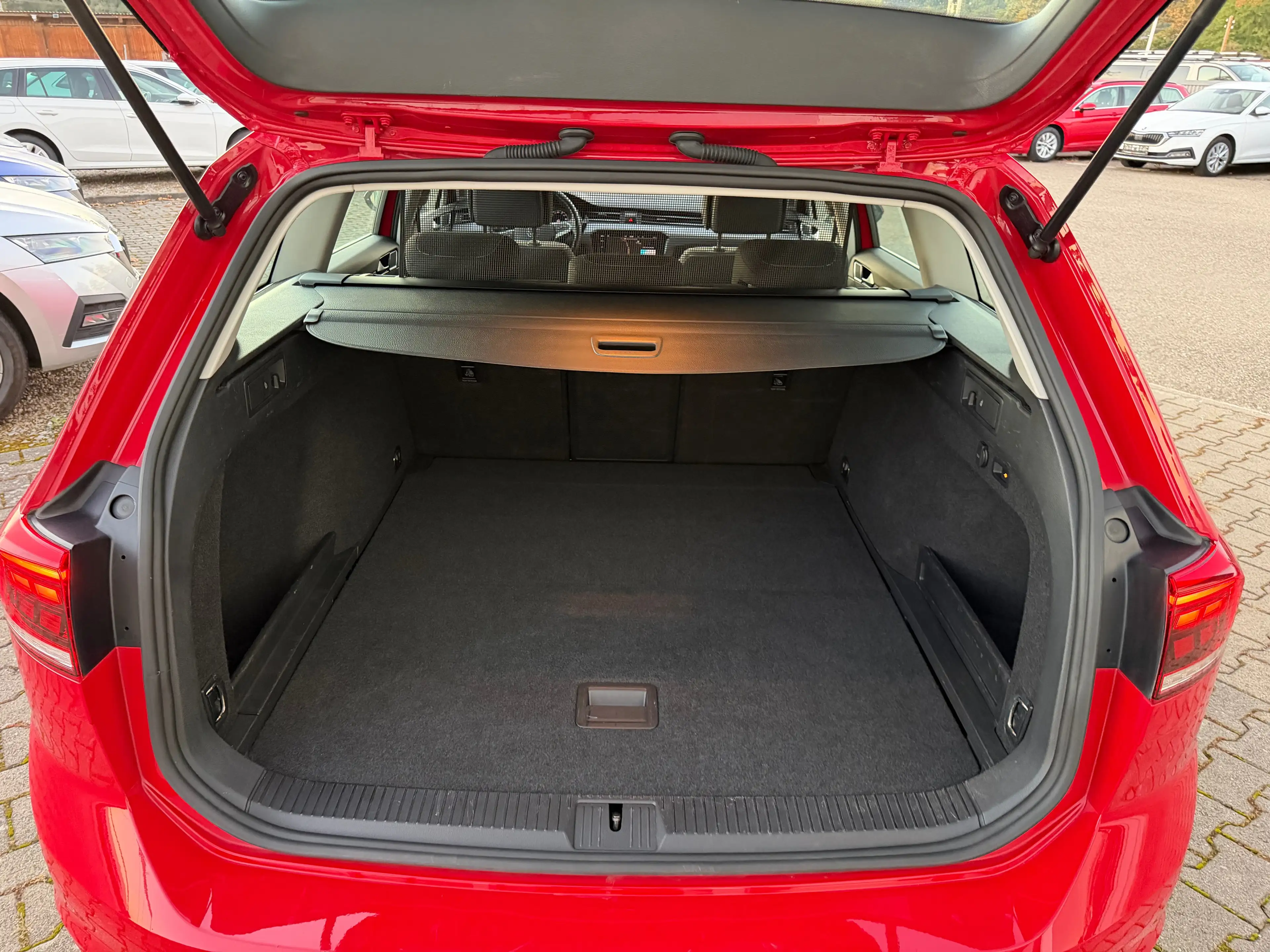 Volkswagen Passat Variant Business DSG Massage RearView DIGI VZE ACC AHK APP — photo 15