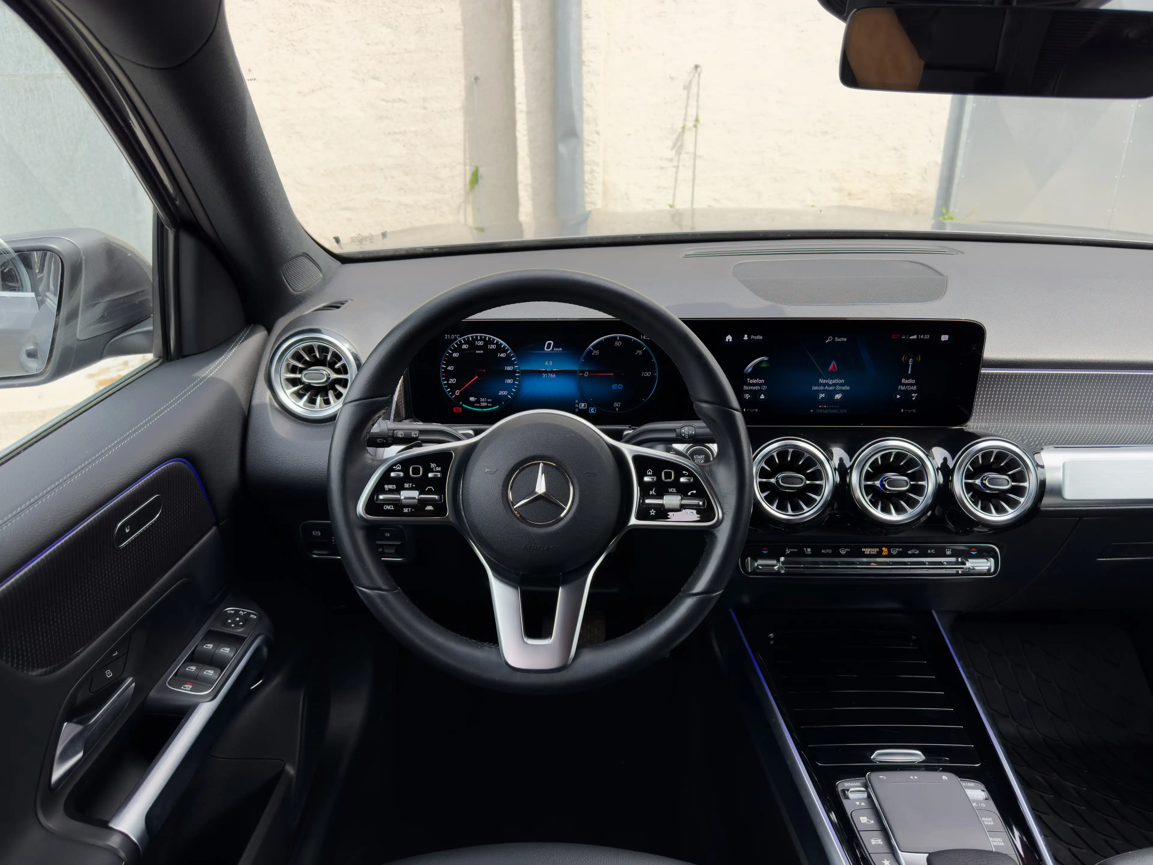 Mercedes-Benz EQB 300 4Matic — photo 12