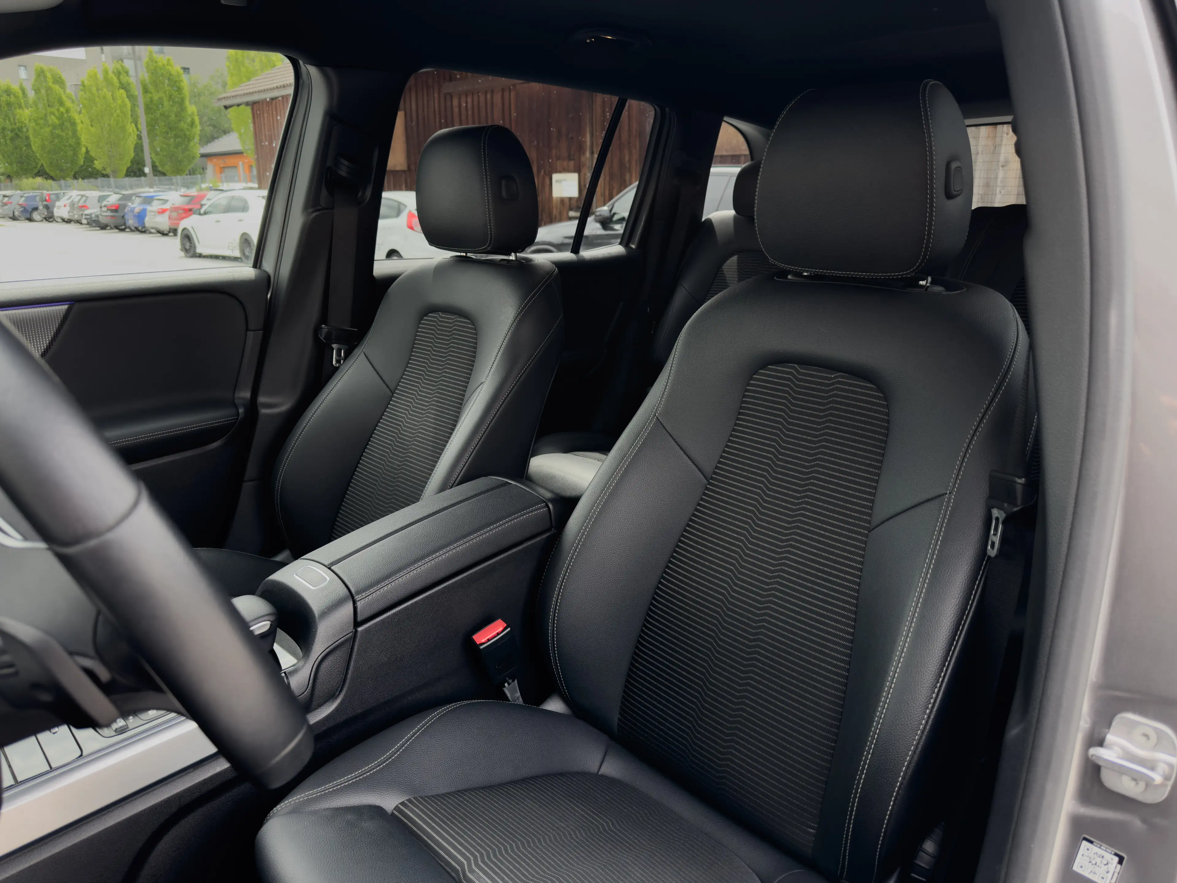 Mercedes-Benz EQB 300 4Matic — photo 8