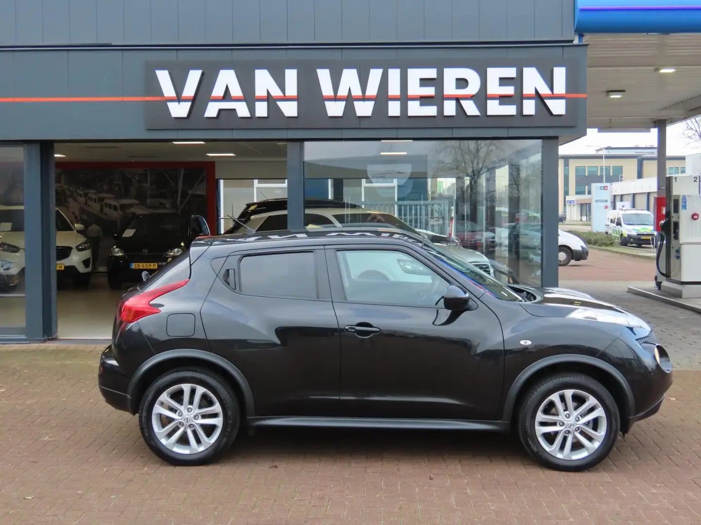 Nissan Juke 1.6 Acenta Clima Cruise 17" Lage KM Zwart - 2