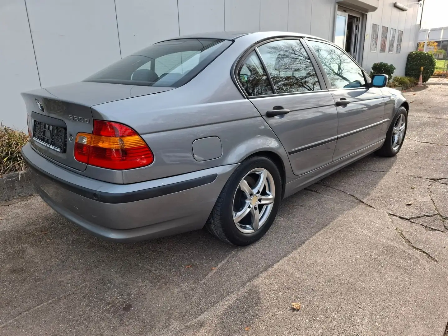 BMW 320 Baureihe 3 Lim. 320d Klima + Schiebedach Grau - 2