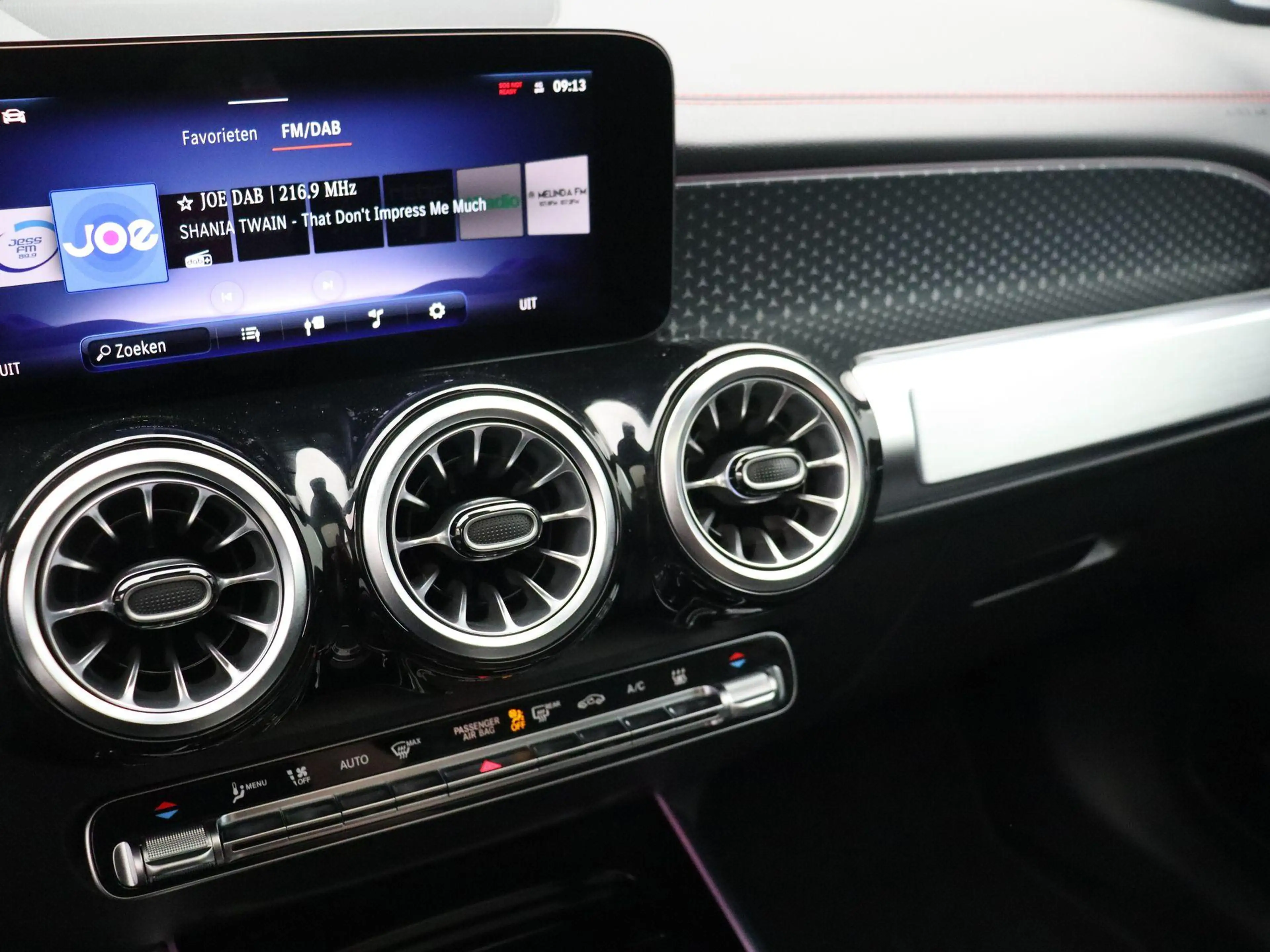 Mercedes-Benz EQB 250 250+ Business Star Edition + PANO DAK + BURMESTER — photo 12