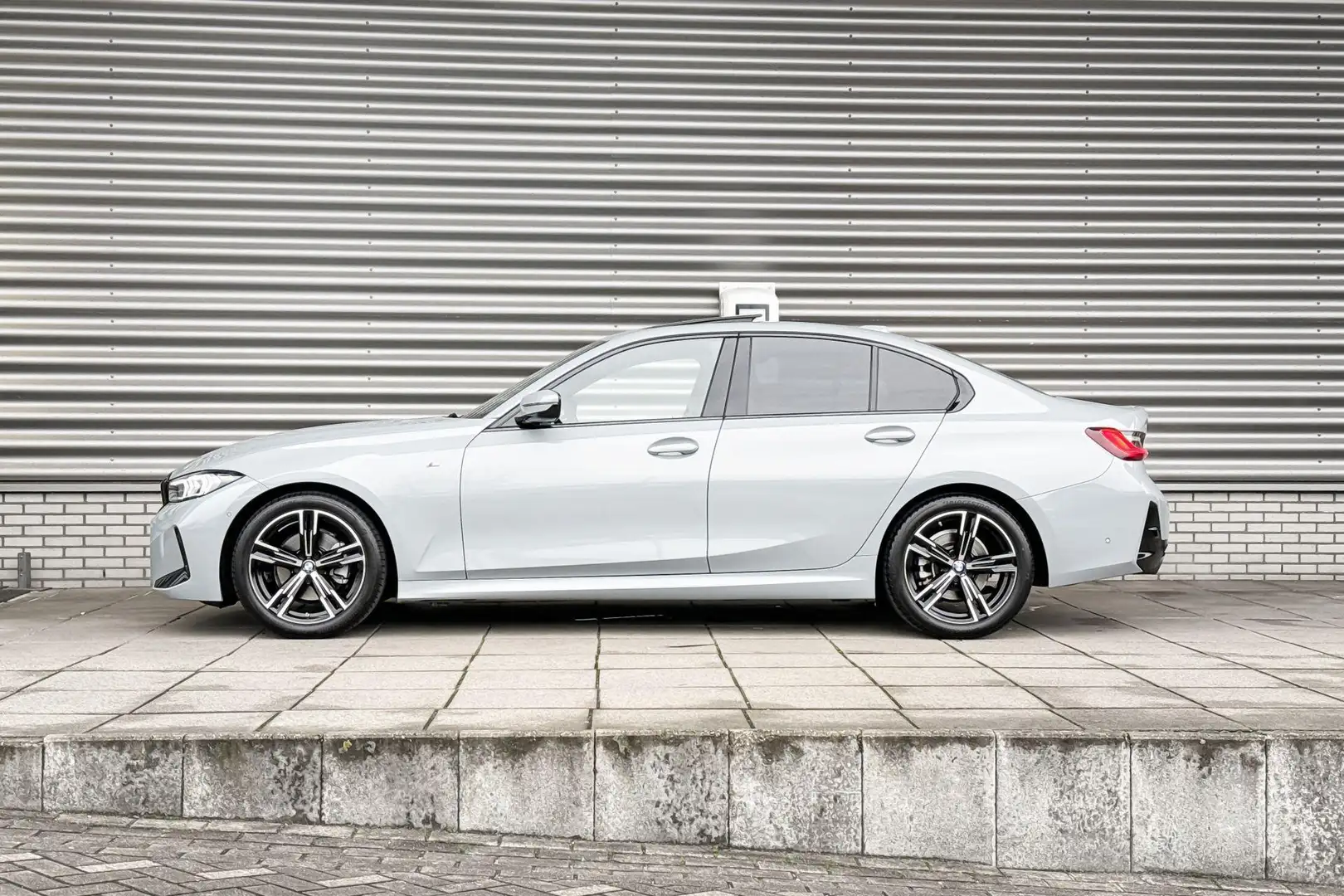 BMW 320 3 Serie Sedan 320i Driving Assistant / M Sport / I Grijs - 2
